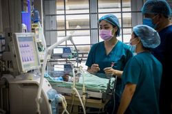 Bé sơ sinh bị bỏ rơi dưới hố ga viêm phổi nặng, phải dùng 4 loại kháng sinh
