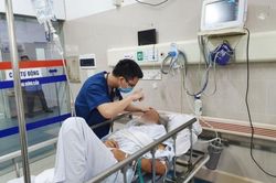 Người đàn ông đang làm đồng hôn mê vì nắng nóng, bác sĩ chỉ cách tránh sốc nhiệt