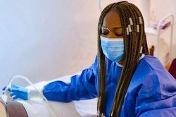 Nữ bác sĩ chống chọi với một 'đại dịch' rất khác ở Nigeria
