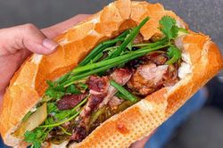 Bánh mì sườn sụn và loạt món ngon đổi vị ngày hè ở TP.HCM