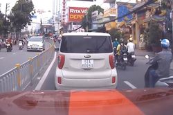 Ốc Thanh Vân bị xe phía sau vượt lên chèn ép vì lái ôtô chậm trên phố