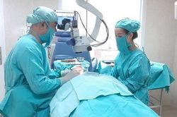 Cấp cứu một trường hợp bị mảnh sắt gãy từ lưỡi cưa cắt gạch ghim vào mắt