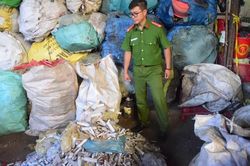 Phát hiện cơ sở thu mua trái phép rác thải y tế