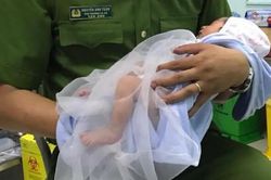 Bé trai sơ sinh bị bỏ trong làn nhựa với lời nhắn 'ai nhặt được nuôi giúp'