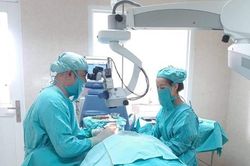 Bị lưỡi cưa gãy văng trúng, người đàn ông suýt phải bỏ một mắt