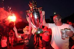 Fan Liverpool 'đi bão' thâu đêm mừng chức vô địch
