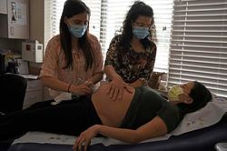 CDC cảnh báo thai phụ đối mặt nhiều rủi ro hơn khi mắc COVID-19