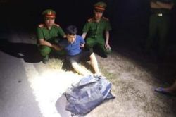 Truy bắt đối tượng vận chuyển 2 ba lô ma túy