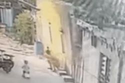 Đang chơi với con trên đường, người đàn ông bị tường đổ sập vào người