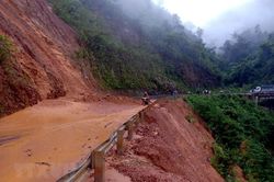 Mưa lớn kéo dài ở Lai Châu, nhiều tuyến đường bị sạt lở