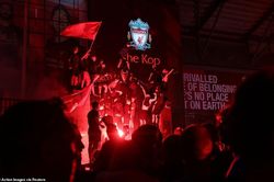 HLV Klopp bật khóc, fan Liverpool ùn ùn đi ăn mừng vô địch sau 30 năm chờ đợi