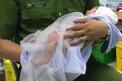 Hà Nội: Bé trai sơ sinh bị mẹ bỏ rơi ngoài cánh đồng trong đêm tối được công an chăm sóc