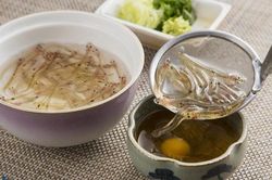 Làm món chiên mới lạ từ cá bống trong suốt Nhật Bản