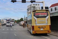 Ôtô khách tông hàng loạt xe dừng chờ đèn đỏ