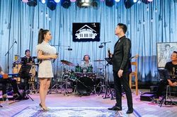 Quang Dũng sánh đôi bên 'người mới' ở Music Home