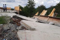 Sân đa năng, kè chắn đất hơn 3 tỷ đồng chưa bàn giao đã đổ sập