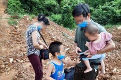 'Né' cách ly, bốn người trong một gia đình lội qua sông biên giới về Việt Nam