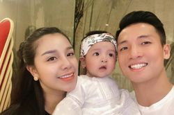 Kỉ niệm một năm đính hôn, trung vệ Bùi Tiến Dũng tiết lộ sắp làm đám cưới với vợ hotgirl