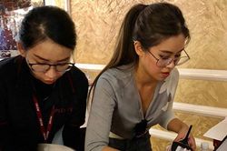 Là ái nữ nhà giàu, Tiên Nguyễn vẫn đứng bán quầy hàng giảm giá khiến nhiều người ngưỡng mộ