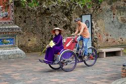 Hoa hậu Khánh Vân diện áo dài tím Huế khiến fan ngả nghiêng vì quá đẹp