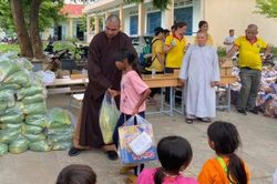 Hội Tường Nguyên tặng quà đến học sinh vùng cao