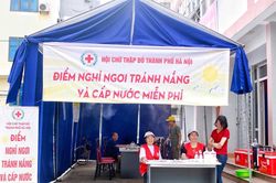 Hội Chữ thập đỏ Hà Nội giúp đỡ người dân xua tan nắng nóng
