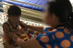 Trẻ nguy kịch vì uống nhầm acid sunfuric đựng trong chai trà xanh không độ