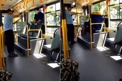 Bà lão siêu 'ngầu' trèo lên xe bus qua cửa sổ