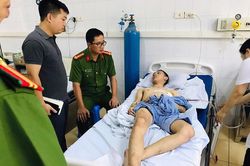 Truy đuổi tên cướp tiệm vàng, nam thanh niên bị đâm thấu ngực