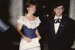 Huyền thoại Elton John bị vợ cũ kiện