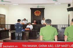 Lời nhắn đầy nước mắt của bị cáo cho vợ sau phiên tòa ở Hà Tĩnh