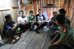 Gặp những người trở về buôn làng từ… 'bóng tối'