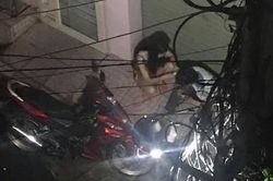 Cặp đôi lúi húi ngồi trước cửa nhà cô gái nửa đêm, hành động của họ khiến người chứng kiến bất ngờ