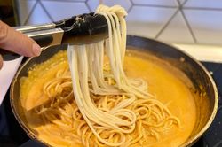 Chàng trai Việt chỉ cách làm mì sốt cua ngon như nhà hàng