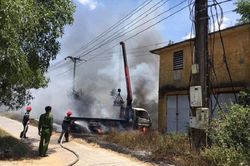 Nghệ An: Vướng dây điện, xe cẩu bốc cháy khiến tài xế tử vong
