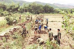 Giúp nhân dân bằng việc làm thiết thực