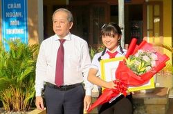 Tặng bằng khen cho học sinh đạt giải nhất Cuộc thi Viết thư quốc tế UPU