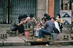 Ảnh 'không đụng hàng' về hàng quán vỉa hè Sài Gòn năm 1991