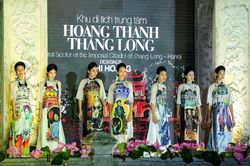 Dàn hoa hậu, người đẹp trình diễn 1.000 bộ áo dài ở Văn Miếu - Quốc Tử Giám