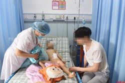Nuốt 22 viên bi nam châm, bé 3 tuổi bị thủng ruột phải mổ lấy dị vật gấp