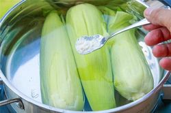 Luộc ngô, chỉ cần bỏ thêm 2 nguyên liệu này vào nồi, ngô vừa ngọt lại mềm ít người biết