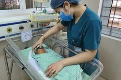 Vụ bé sơ sinh bị bỏ rơi ở hố ga tử vong sau hơn 20 ngày nhập viện: Người mẹ có thể đối diện 2 năm tù giam
