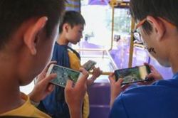 Giới trẻ Trung Quốc tìm cách 'lách luật' để được chơi game thoải mái
