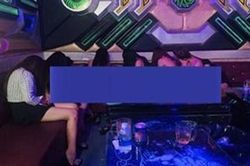 Đột kích quán karaoke có nữ tiếp viên khỏa thân múa phục vụ khách