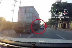 Chuyển làn ẩu, xe container đâm xe hơi xoay 180 độ