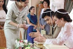 Trong ngày cưới, quan khách ngỡ ngàng với 'quà khủng' mà mẹ chồng trao cho con dâu nhưng chỉ có tôi là biết sự thật