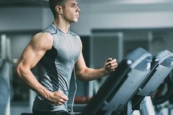 Cấp cứu vì tập gym quá sức, lưu ý cần biết khi tập gym mùa nắng nóng