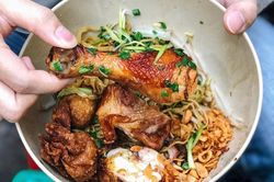 Hủ tiếu mì gà quay và loạt món sợi hút khách tại TP.HCM