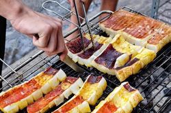 Bạch tuộc khổng lồ và loạt quán nướng ngày mưa ở TP.HCM