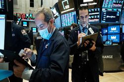 Chứng khoán Mỹ bùng nổ cuối phiên, Dow Jones nhảy vọt gần 600 điểm